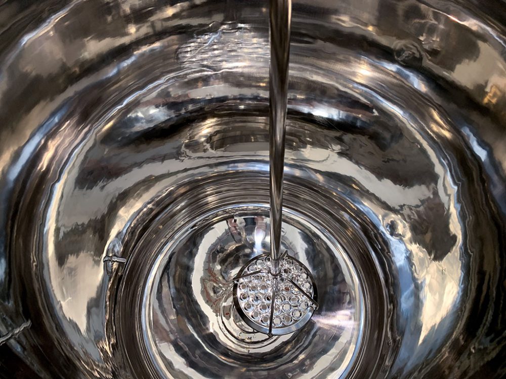 mixing vessel with plate